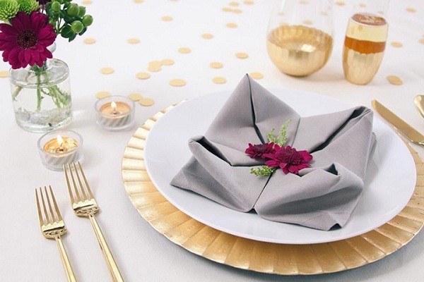 cách gấp khăn ăn hình hoa sen