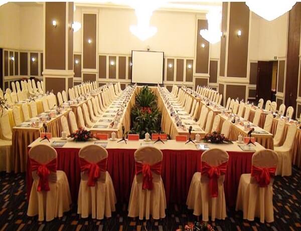 áo phủ ghế hội thảo