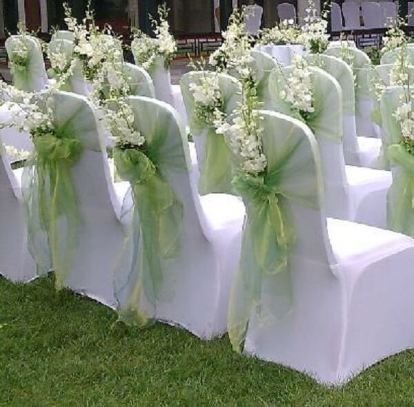 Màu sắc được chọn để may áo phủ ghế tiệc cưới