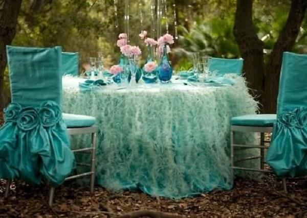 Màu sắc được chọn để may áo phủ ghế tiệc cưới