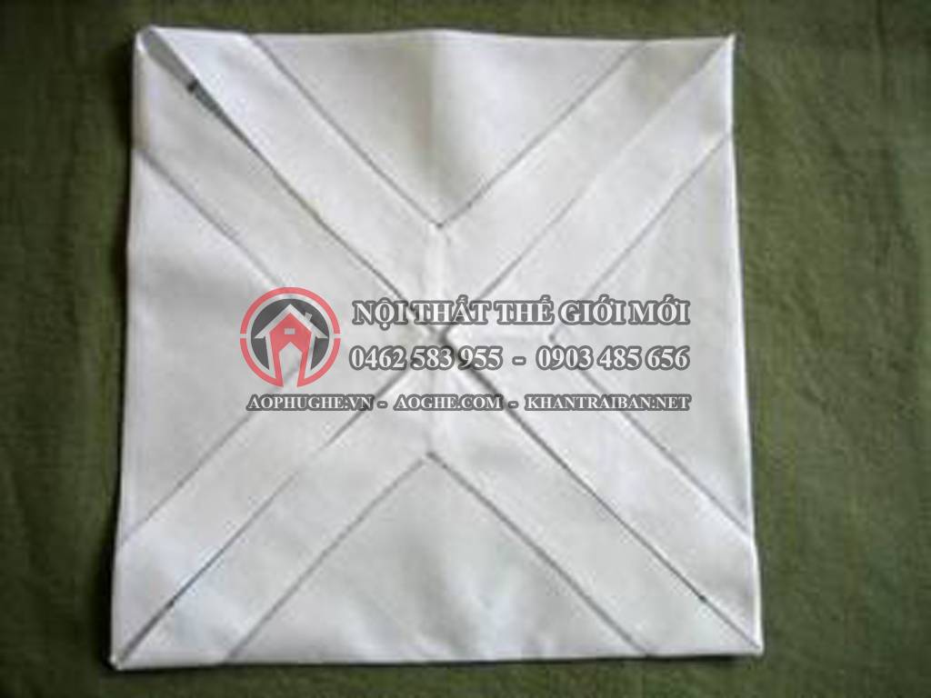 gấp khăn ăn bước 2