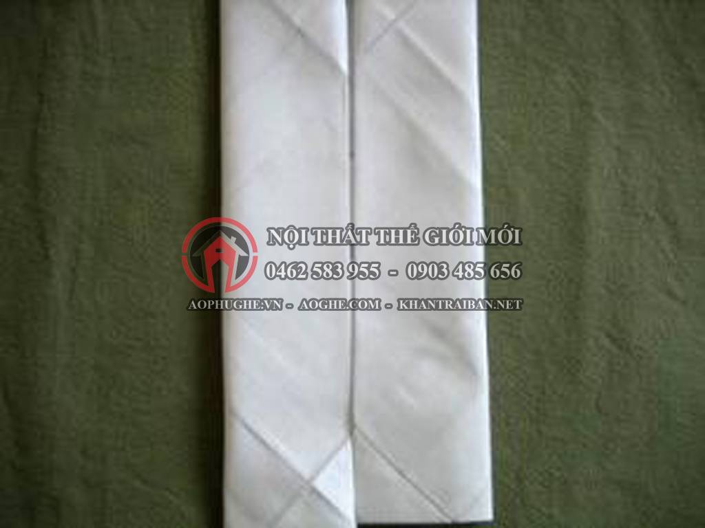 gấp khăn ăn bước 3