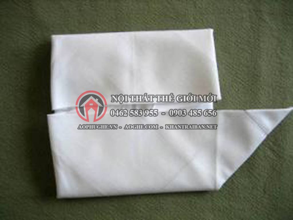gấp khăn ăn bước 5