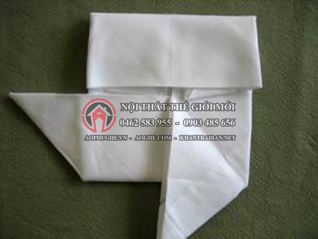 gấp khăn ăn bước 7