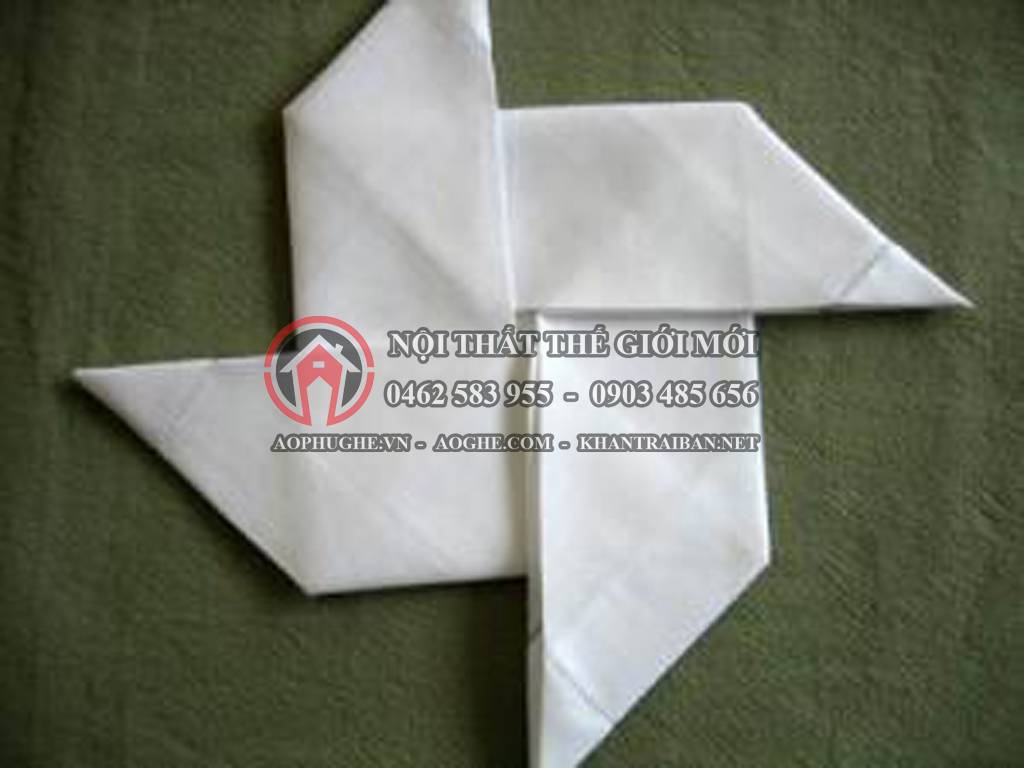 gấp khăn ăn bước 8